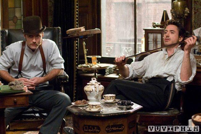 JUDE LAW as Dr. Watson and ROBERT DOWNEY JR. as Sherlock Holmes in Warner Bros. Pictures' and Village Roadshow Pictures' action/adventure mystery "Sherlock Holmes," distributed by Warner Bros. Pictures. PHOTOGRAPHS TO BE USED SOLELY FOR ADVERTISING, PROMOTION, PUBLICITY OR REVIEWS OF THIS SPECIFIC MOTION PICTURE AND TO REMAIN THE PROPERTY OF THE STUDIO. NOT FOR SALE OR REDISTRIBUTION.